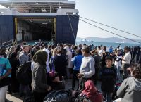 “Κόκκινος” συναγερμός για τους μετανάστες – Έδιωξαν 200 πρόσφυγες από τα Βρασνά (vid)