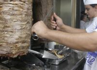 Γνωστός Έλληνας ηθοποιός έγινε σουβλατζής [pic&vid]