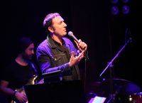 Ρένος Χαραλαμπίδης: “Μπήκαν 50 άτομα με κουκούλες στο θέατρο και μου είπαν “ήρθαμε να σε κρεμάσουμε”