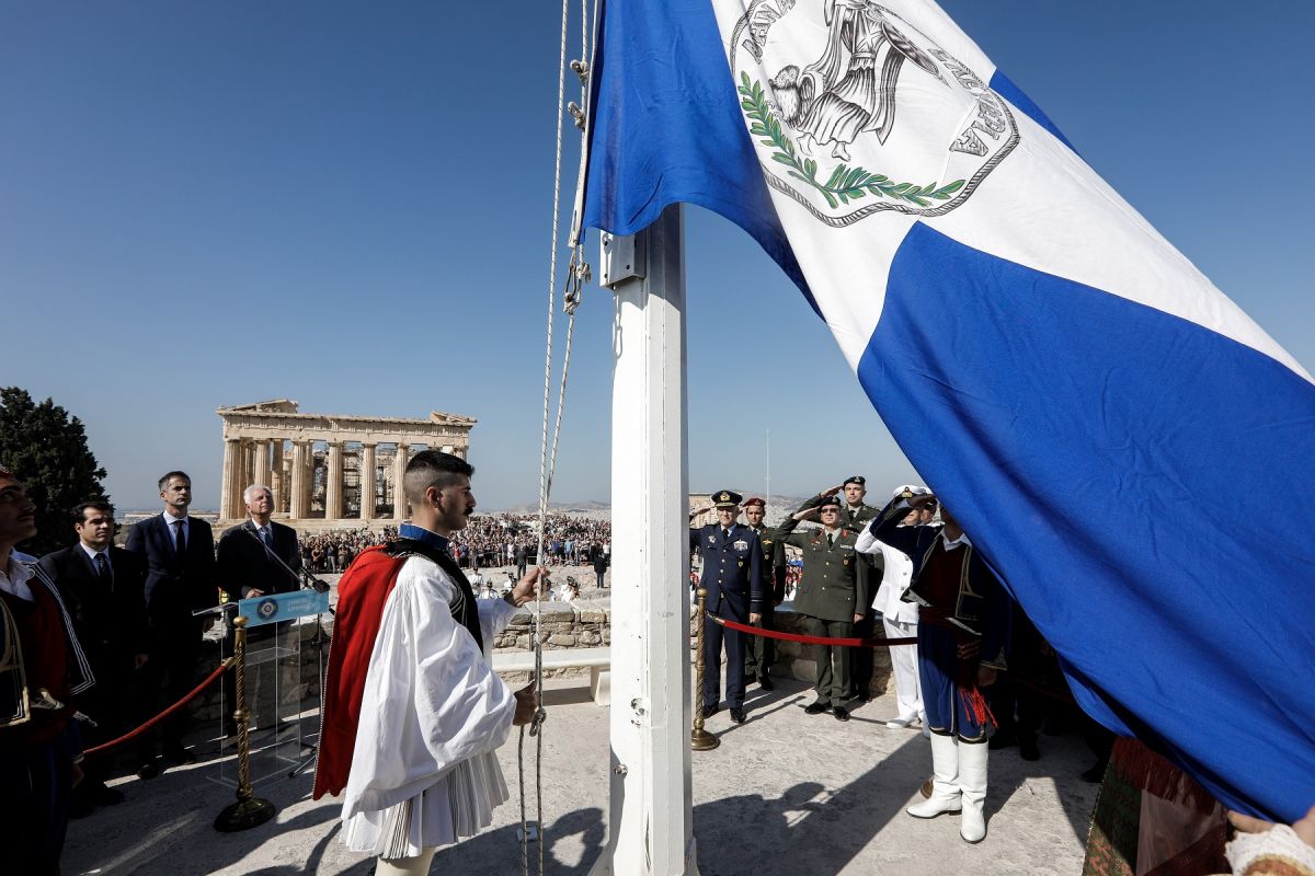 Επετειακή έπαρση της ελληνικής σημαίας στην Ακρόπολη – 75 χρόνια από την απελευθέρωση της Αθήνας
