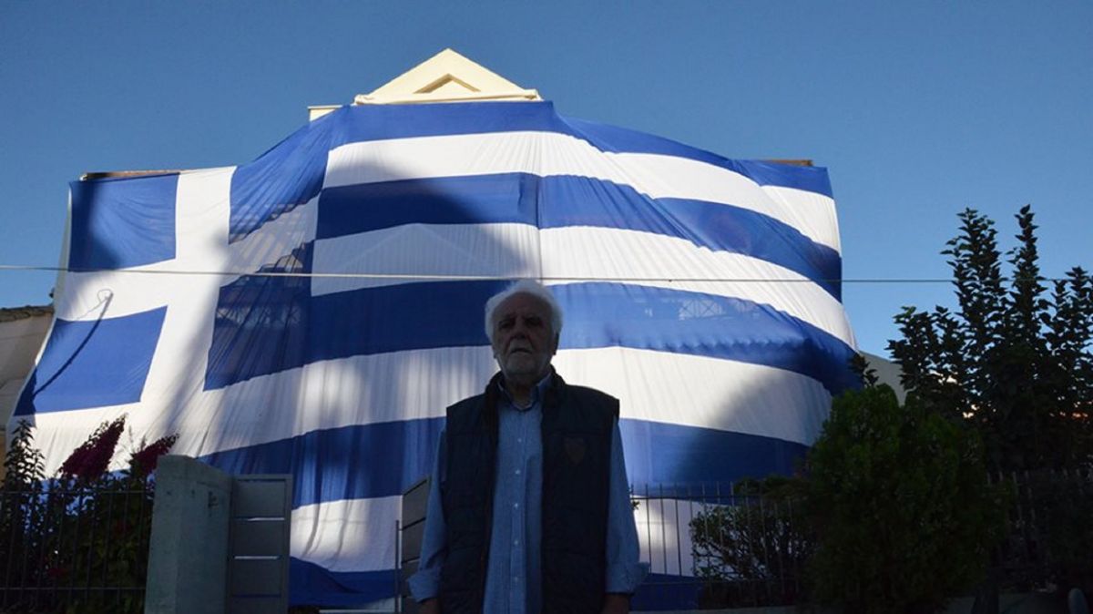 Άργος: Ο αντιδήμαρχος της πόλης κάλυψε το σπίτι του με ελληνική σημαία