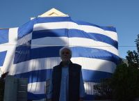 Άργος: Ο αντιδήμαρχος της πόλης κάλυψε το σπίτι του με ελληνική σημαία