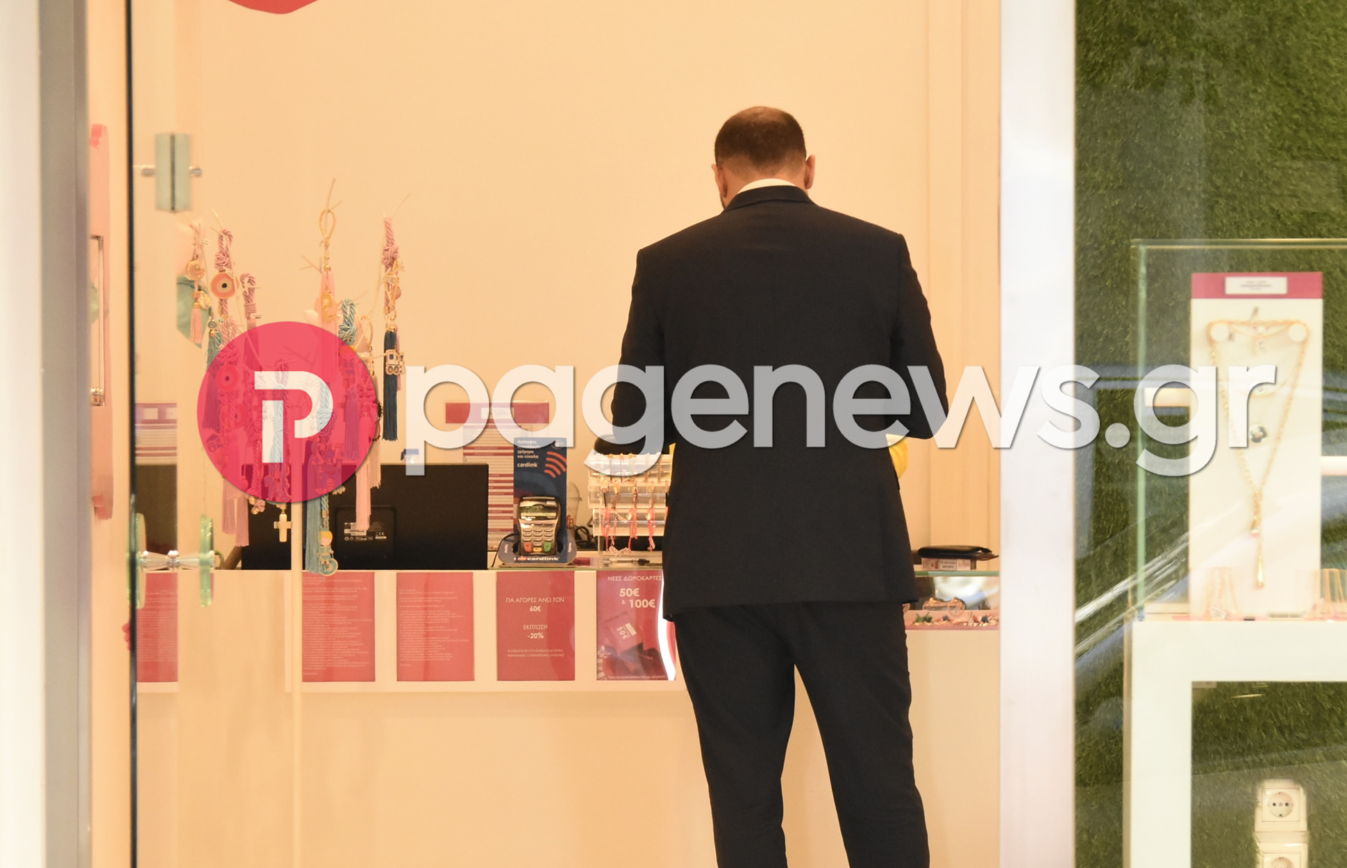 Δημήτρης Τζανακόπουλος: Η επίσκεψή του σε ακριβό κοσμηματοπωλείο του Κολωνακίου και το δώρο έκπληξη