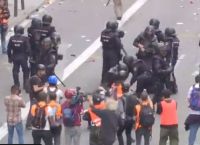 Καταλονία: Συγκρούσεις διαδηλωτών και αστυνομίας – Την πολιτοφυλακή στέλνει η Μαδρίτη