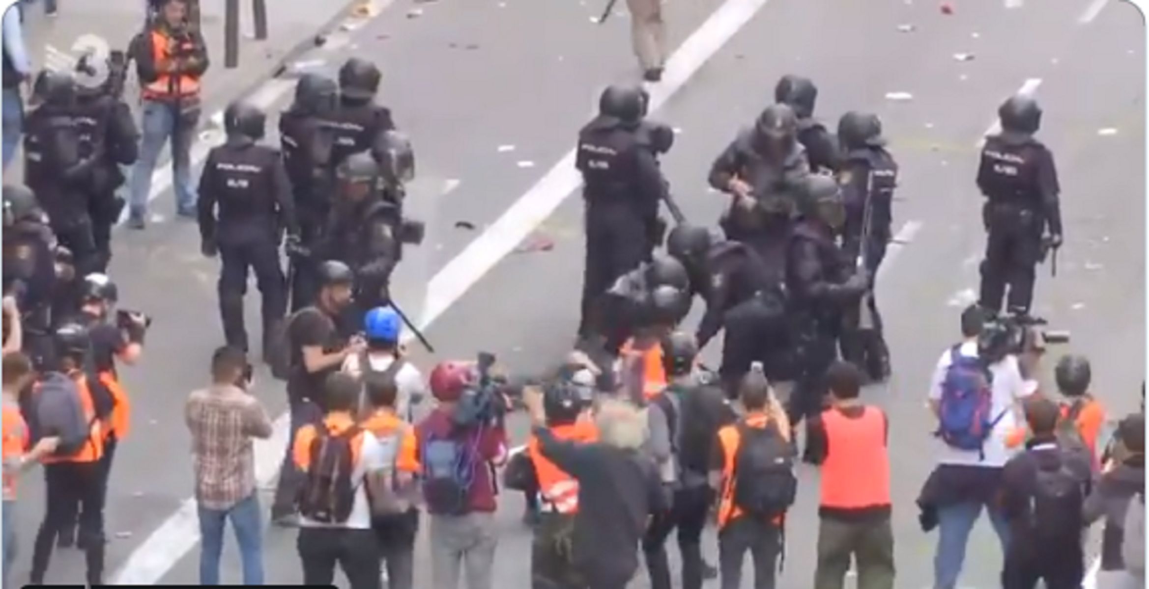 Καταλονία: Συγκρούσεις διαδηλωτών και αστυνομίας – Την πολιτοφυλακή στέλνει η Μαδρίτη