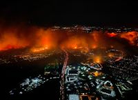 Καλιφόρνια: Ανεξέλεγκτη η φωτιά στο Λος Άντζελες – Ένας νεκρός, 100.000 άνθρωποι εγκατέλειψαν τα σπίτια τους