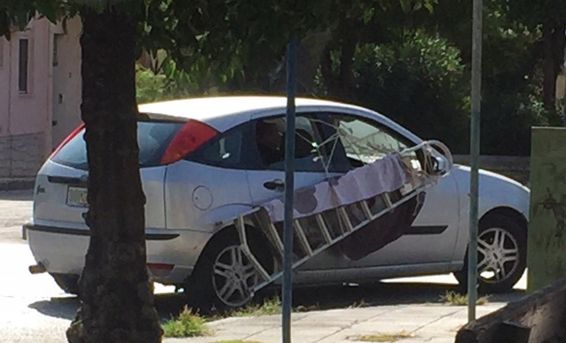 Βόλος: Η “εναέρια” μεταφορά σκάλας που έγινε viral