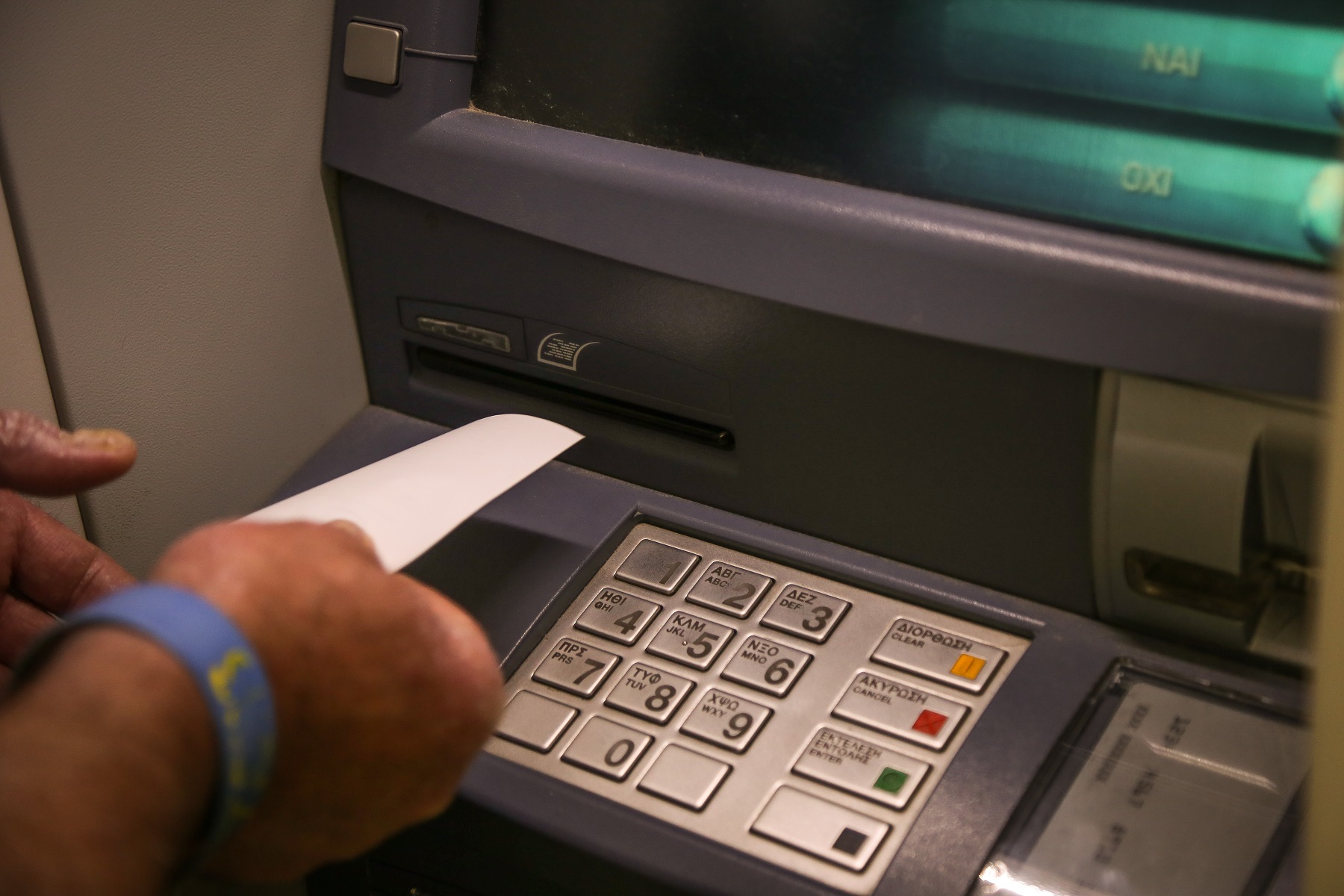 Έρχεται μεγάλο ψαλίδι σε επιδόματα ασθένειας και τοκετού