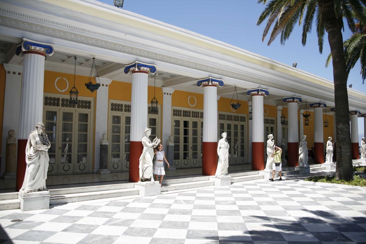 Εικόνες ντροπής από το Αχίλλειον – Σε άθλια κατάσταση το “κόσμημα” της Κέρκυρας