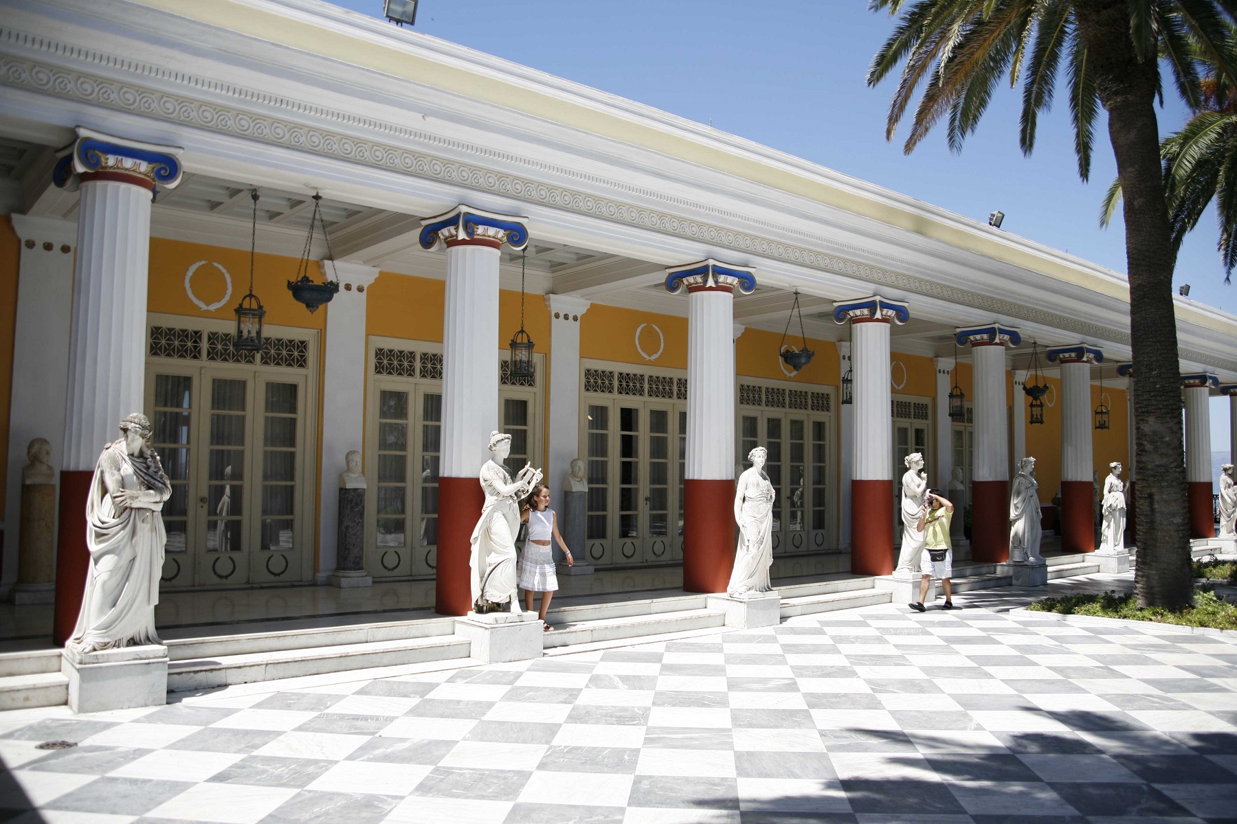Εικόνες ντροπής από το Αχίλλειον – Σε άθλια κατάσταση το “κόσμημα” της Κέρκυρας