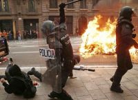 Καταλονία: Σφοδρές συγκρούσεις στη Βαρκελώνη – Στέλνει την πολιτοφυλακή η Μαδρίτη Καταλονία: Σφοδρές συγκρούσεις στη Βαρκελώνη – Στέλνει την πολιτοφυλακή η Μαδρίτη