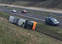 Γαλλία: Ανατροπή τουριστικού λεωφορείου – Ένας νεκρός (pics)