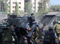 Χιλή: Σε έκρυθμη κατάσταση η χώρα – Συνεχίζονται οι βίαιες συγκρούσεις αστυνομίας – πολιτών (pic+vid)