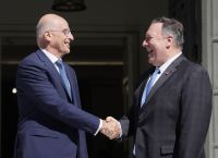 Μάικ Πομπέο: Μετέβη στο υπουργείο Εξωτερικών – Θερμή υποδοχή από τον Νίκο Δένδια