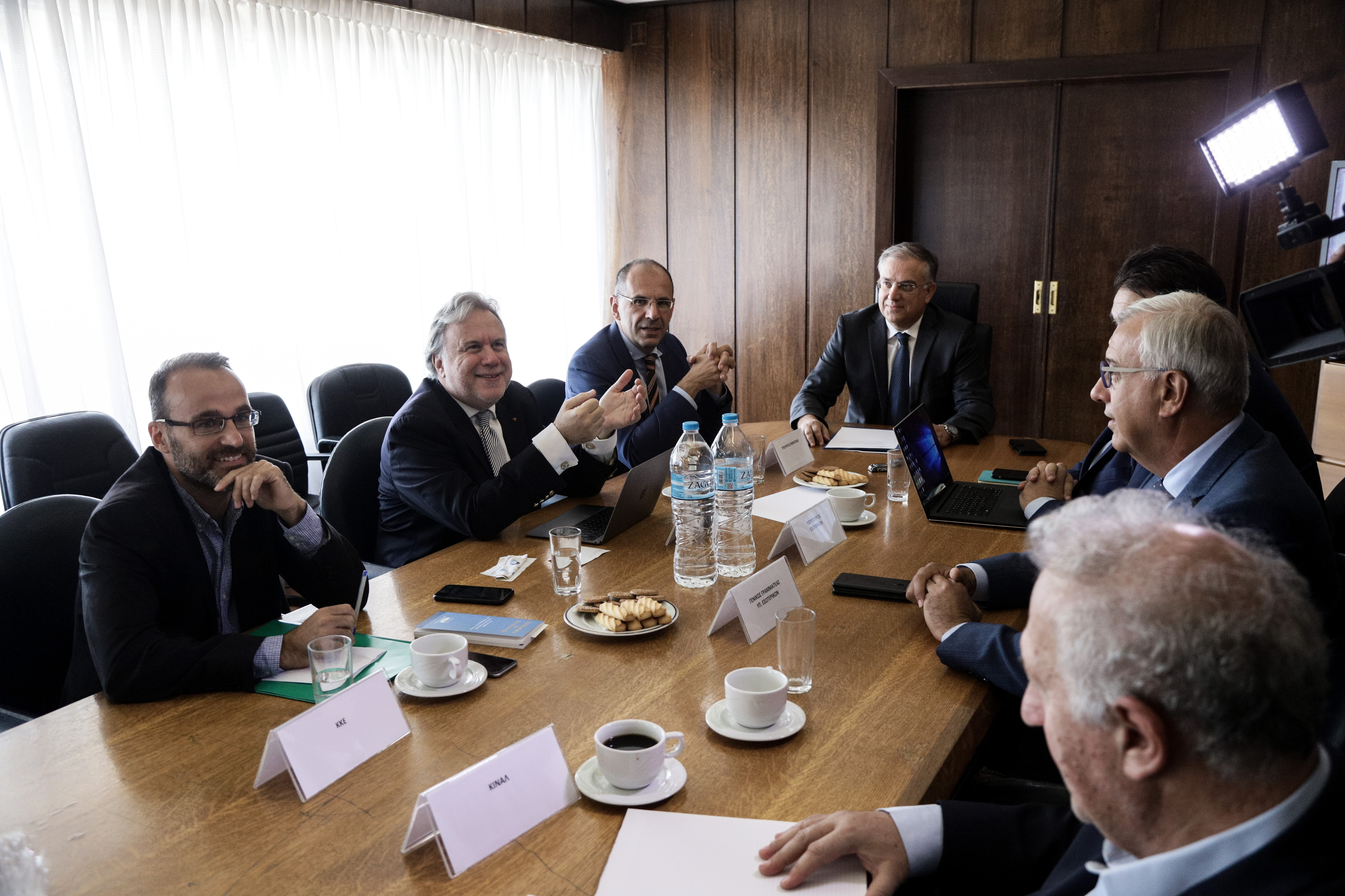 Διακομματική Επιτροπή: Σε τεχνικό ζήτημα «σκόνταψε» η συμφωνία για την ψήφο των Ελλήνων του εξωτερικού