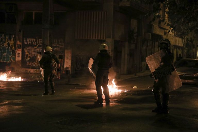 Εξάρχεια: Επίθεση με μολότοφ κατά διμοιρίας των ΜΑΤ – Τραυματίστηκε αστυνομικός