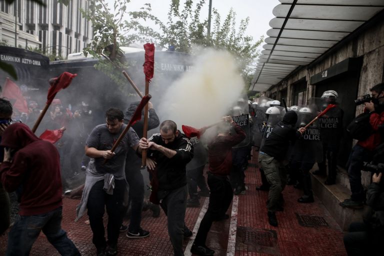 Ένταση στο κέντρο της Αθήνας: Επεισόδια και χρήση χημικών της αστυνομίας στην πορεία των φοιτητών