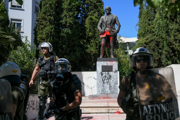 Επίσκεψη Πομπέο: Ένταση και χημικά στην Αθήνα – Πέταξαν μπογιές στο άγαλμα του Τρούμαν