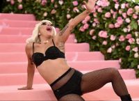 Έπεσε από τη σκηνή η Lady Gaga (vid)