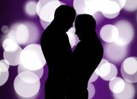 Ρόδος: Επιχειρηματίας ισχυρίστηκε ορμονικό πρόβλημα στη γυναίκα του και την απατούσε με τον κολλητό του