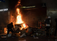Χονγκ Κονγκ: Νύχτα βίαιων διαδηλώσεων – Τραυματίστηκε από αστυνομικά πυρά ένας 14χρονος