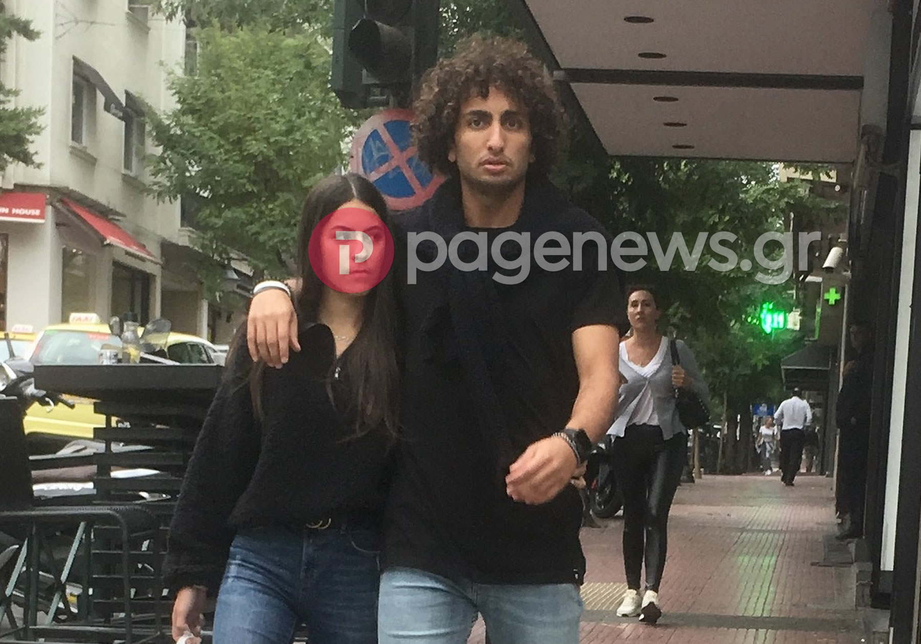 Αποκλειστικές φωτογραφίες: Αγκαλιά με αιθέρια ύπαρξη ο Ουάρντα στο Κολωνάκι