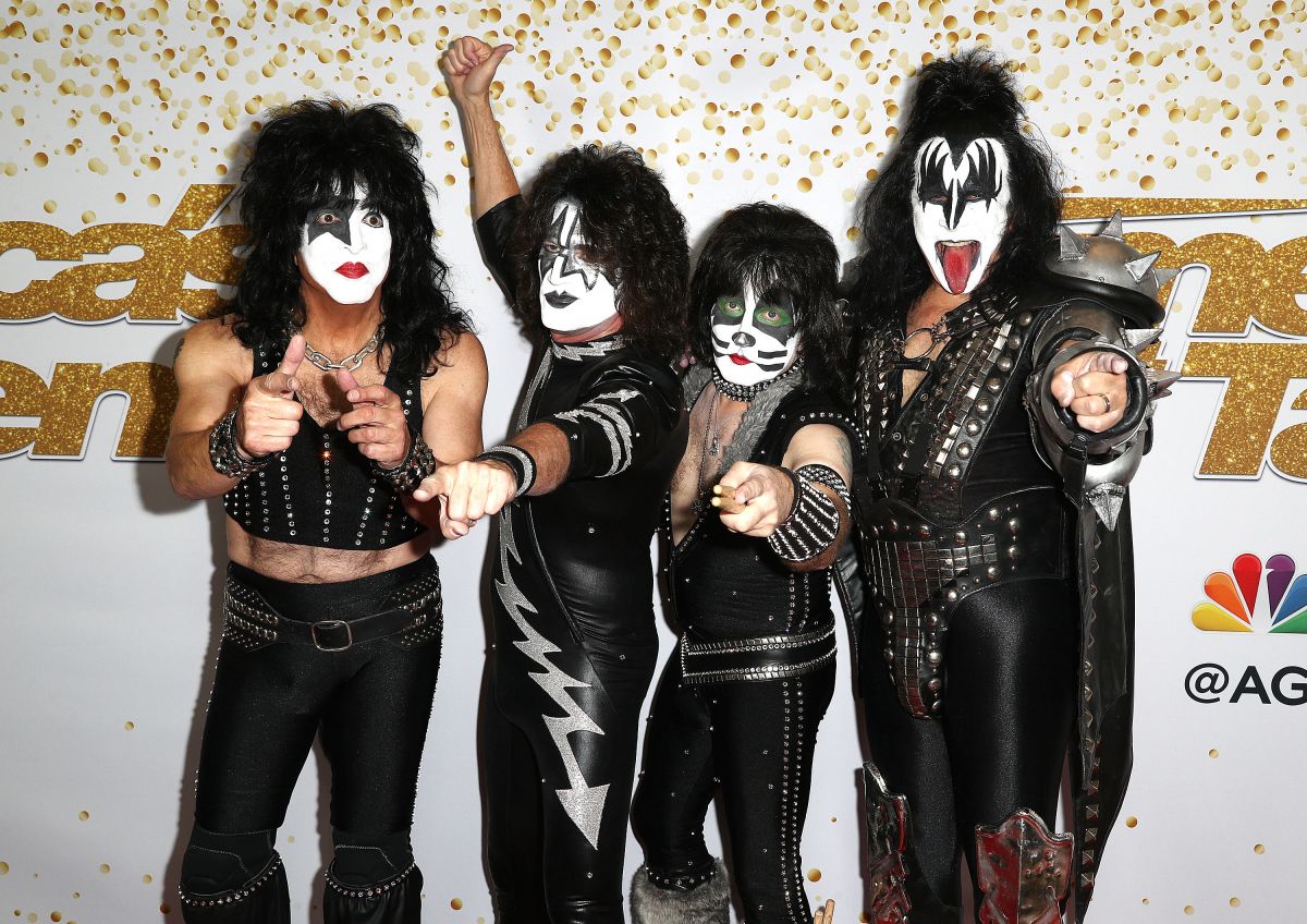 KISS: Θα δώσουν συναυλία ανάμεσα σε καρχαρίες