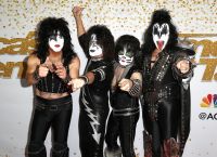 KISS: Θα δώσουν συναυλία ανάμεσα σε καρχαρίες