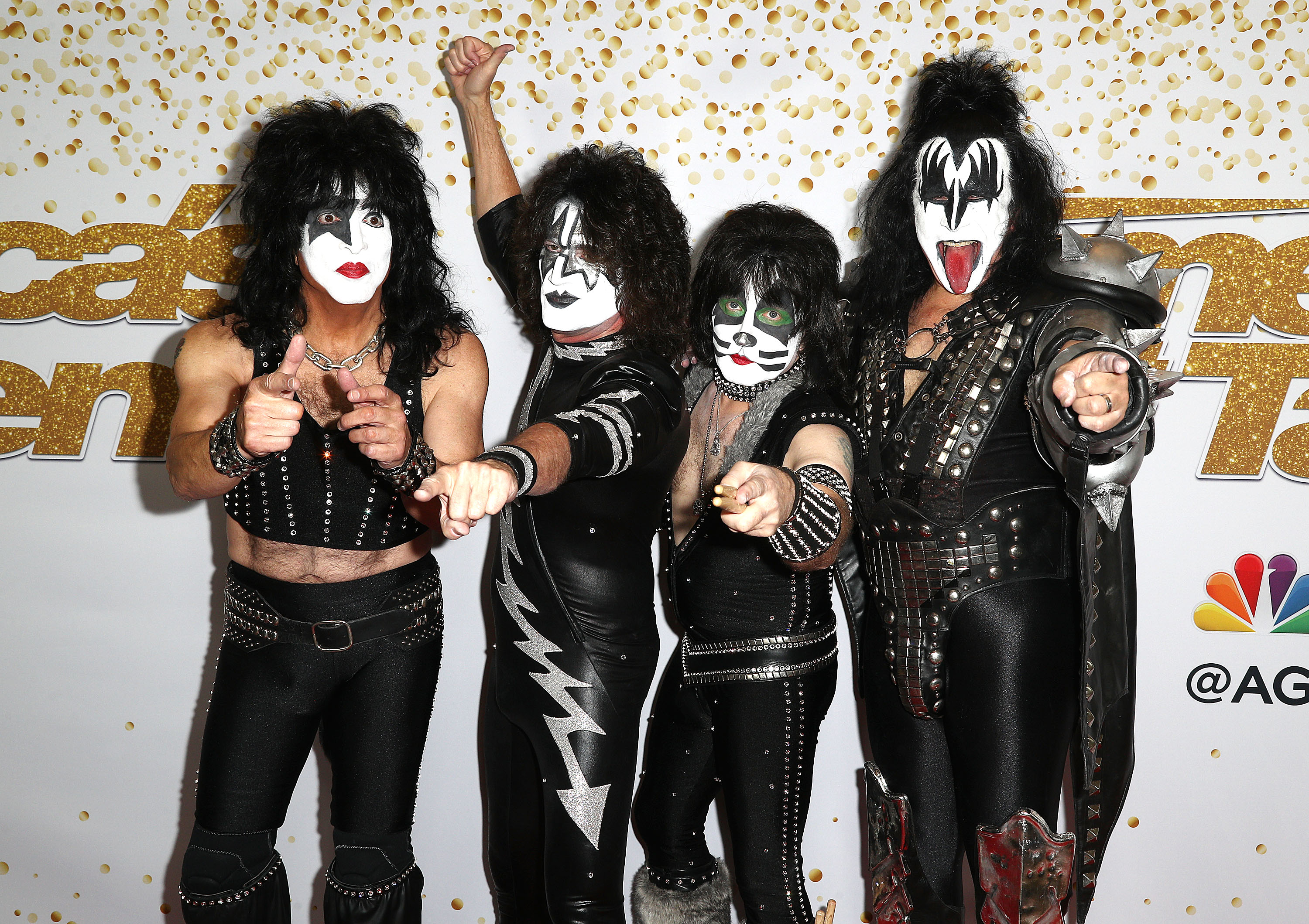 KISS: Θα δώσουν συναυλία ανάμεσα σε καρχαρίες