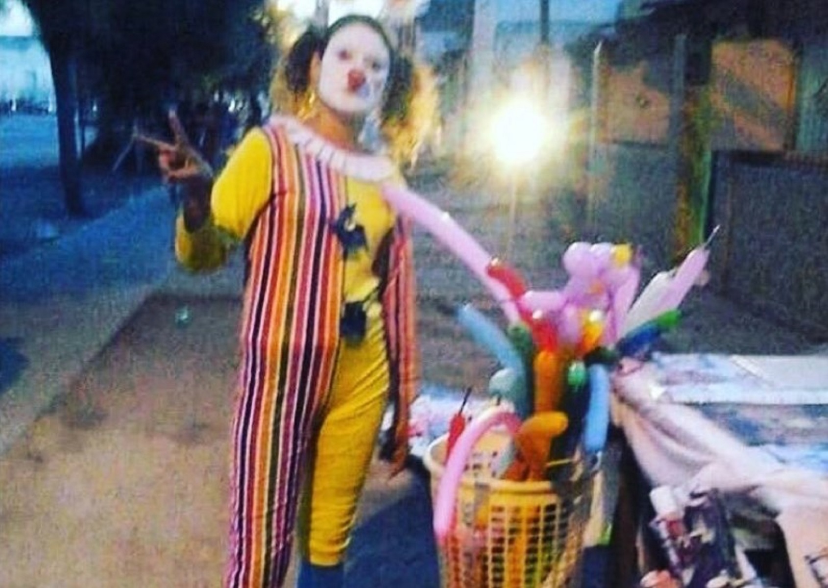 Χιλή: Οργή για καλλιτέχνη του δρόμου που βρέθηκε κρεμασμένη από χειροπέδες