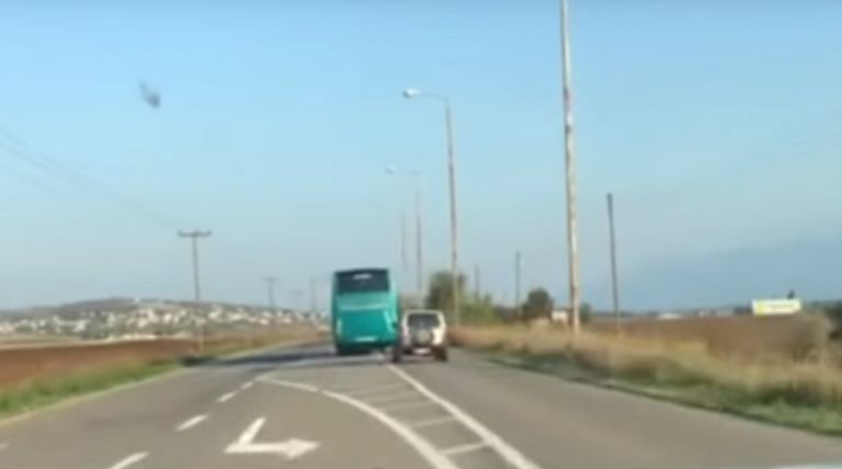 Λαμία: Επικίνδυνος οδηγός λεωφορείου κάνει προσπεράσεις και μανούβρες στο δρόμο (vid)