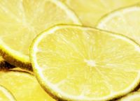 Βάλτε ένα κομμένο λεμόνι δίπλα σας πριν κοιμηθείτε – Απίθανο τι θα συμβεί