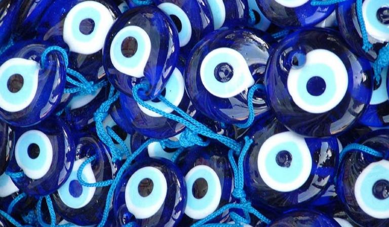 Έρευνα: Το “κακό μάτι” φταίει για τις αρρώστιες, λένε οι Έλληνες