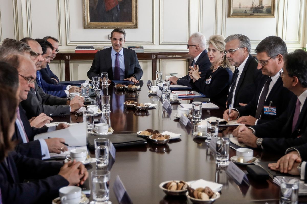 Συνάντηση Μητσοτάκη – Τραπεζιτών: Προς αναθεώρηση ορισμένες από τις χρεώσεις στις συναλλαγές