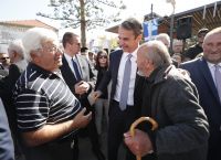 Κυριάκος Μητσοτάκης: Χαμός στην Κίσσαμο για μια selfie με τον πρωθυπουργό