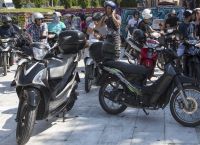 “Τέλος” τα παρκαρισμένα μηχανάκια στα πεζοδρόμια – Δείτε τι αλλάζει