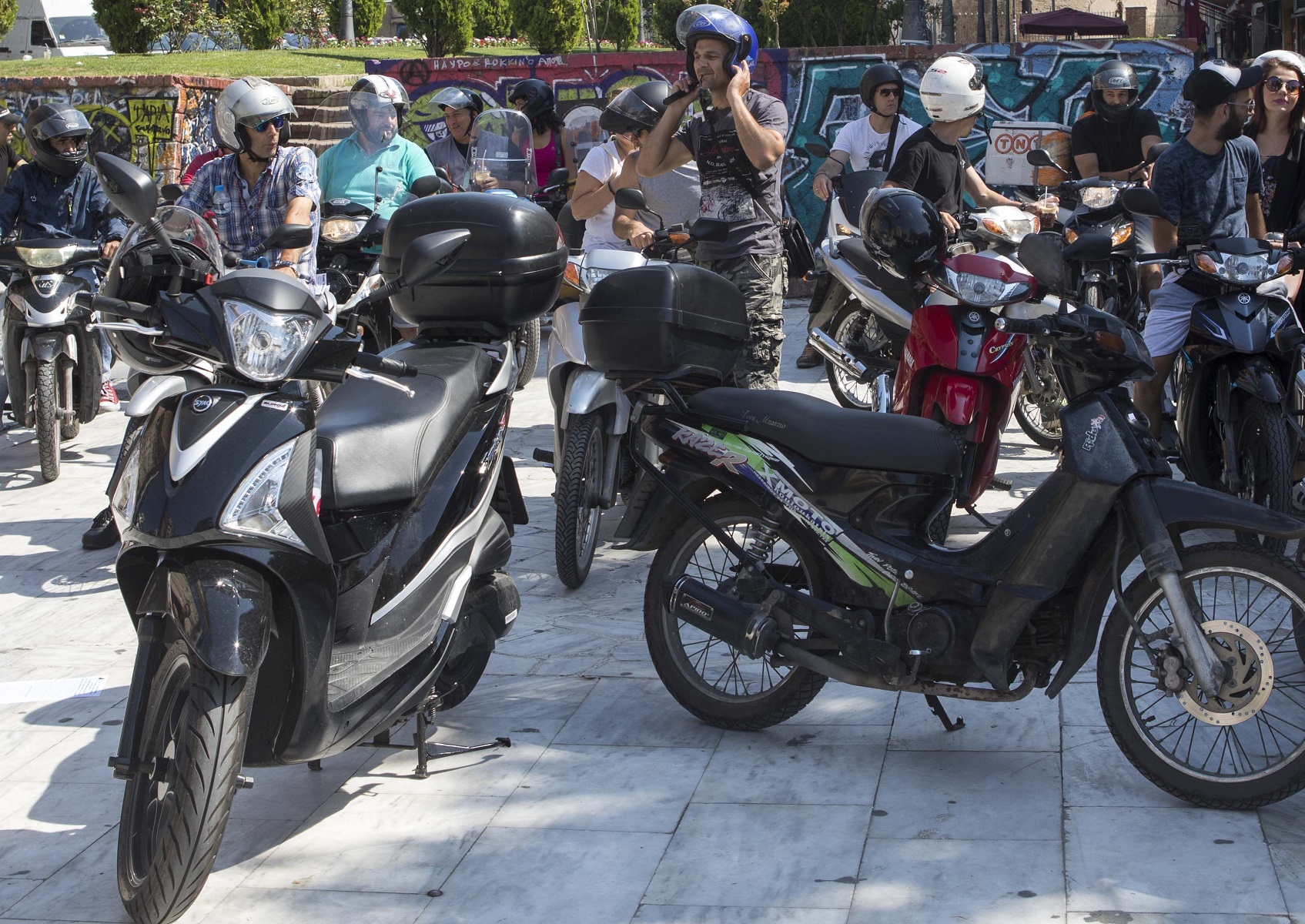 “Τέλος” τα παρκαρισμένα μηχανάκια στα πεζοδρόμια – Δείτε τι αλλάζει