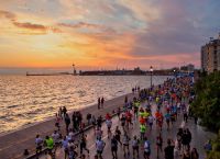 Νυχτερινός Ημιμαραθώνιος: Ξεκίνησε στη Θεσσαλονίκη – Ποιοι δρόμοι είναι κλειστοί (vid)