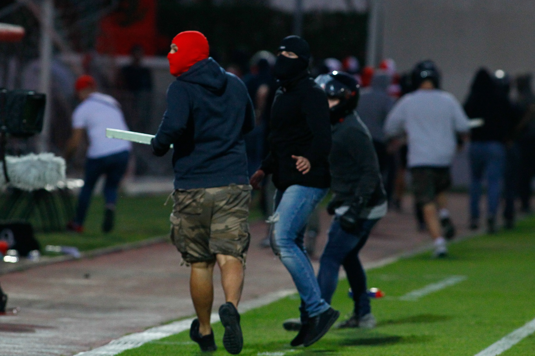 Ολυμπιακός – Μπάγερν Μονάχου: Κουκουλοφόροι εισέβαλαν και διέκοψαν την αναμέτρηση του Youth League
