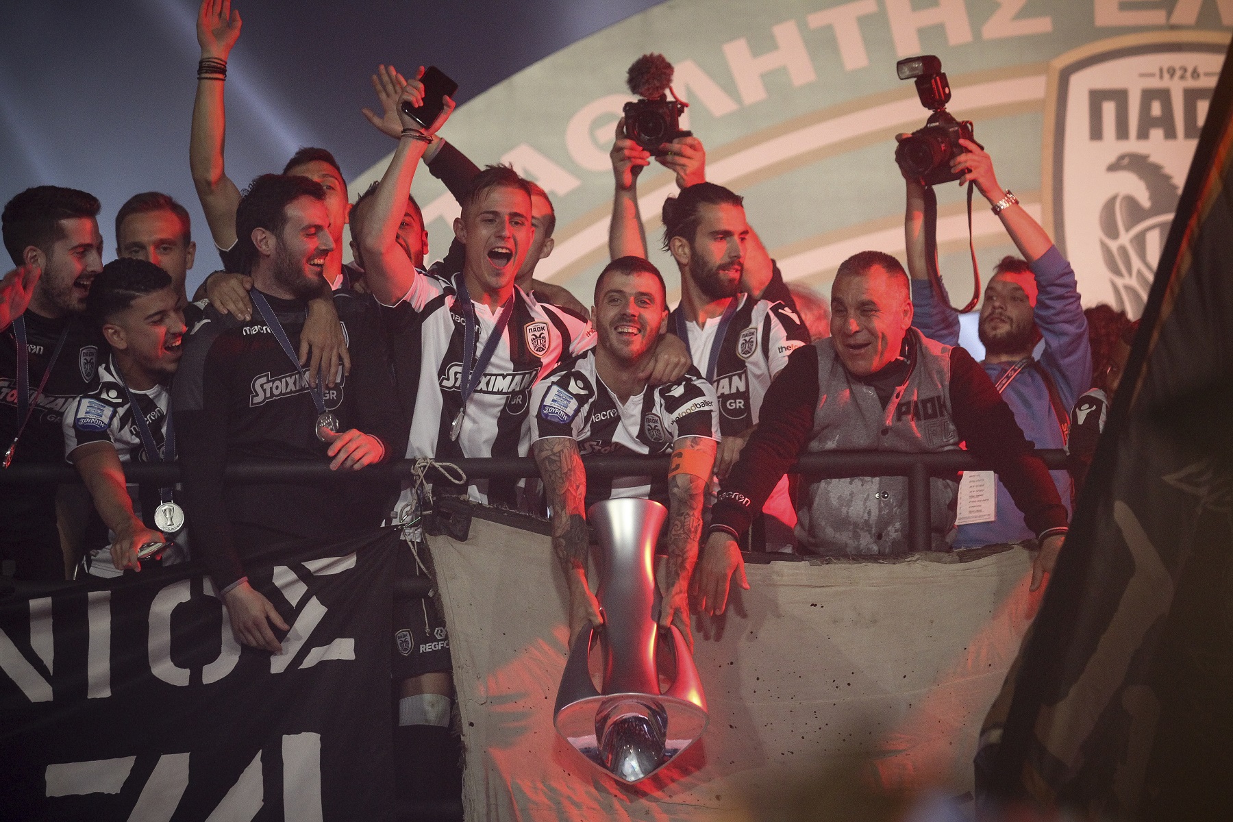 Νταμπλ και ΠΑΟΚ έγιναν… αυτοκόλλητα!