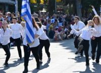 “Γιατί κάναμε την παρέμβαση” – Τι απαντούν οι κοπέλες από την παρέλαση στη Νέα Φιλαδέλφεια