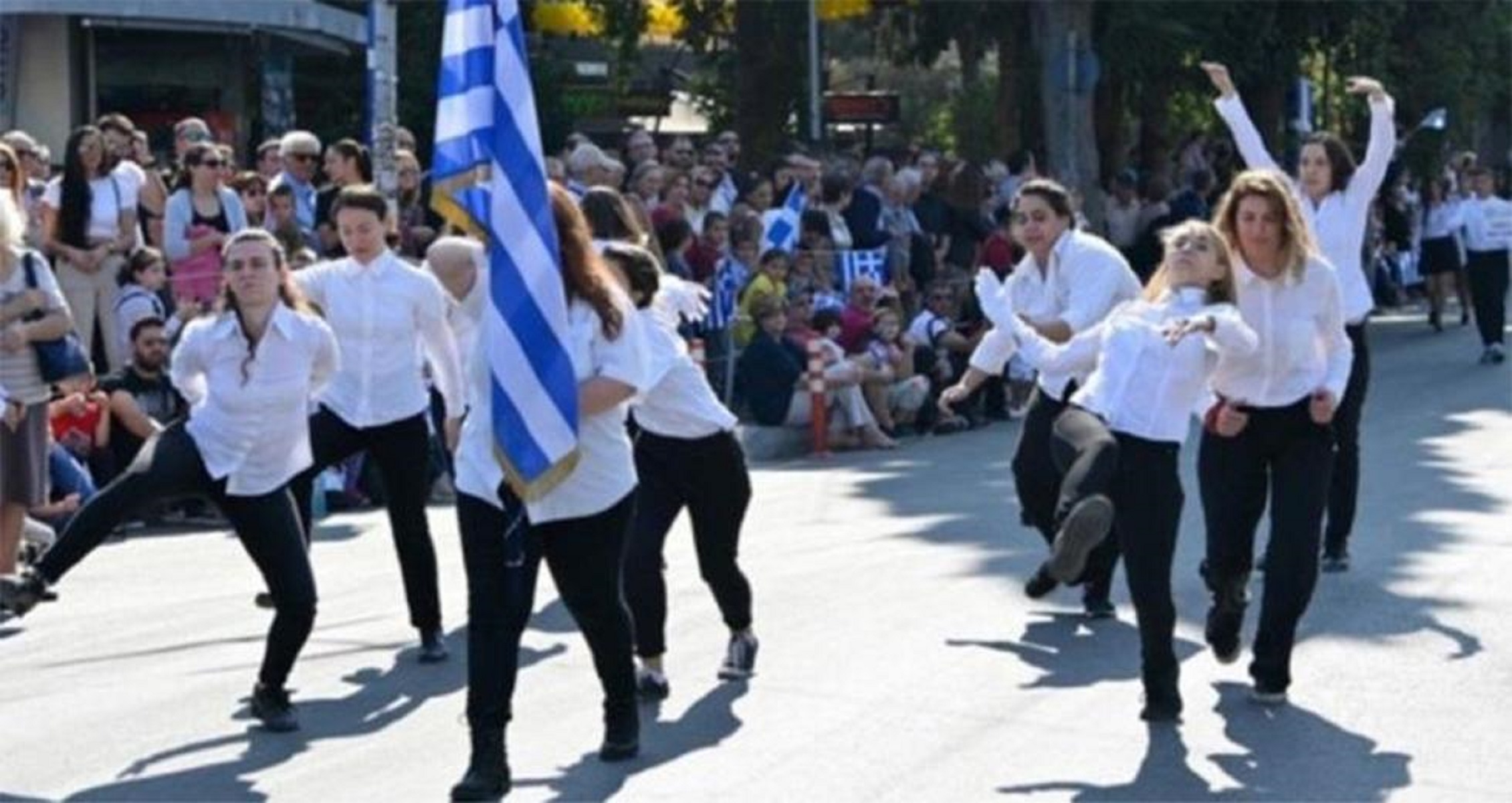 “Γιατί κάναμε την παρέμβαση” – Τι απαντούν οι κοπέλες από την παρέλαση στη Νέα Φιλαδέλφεια
