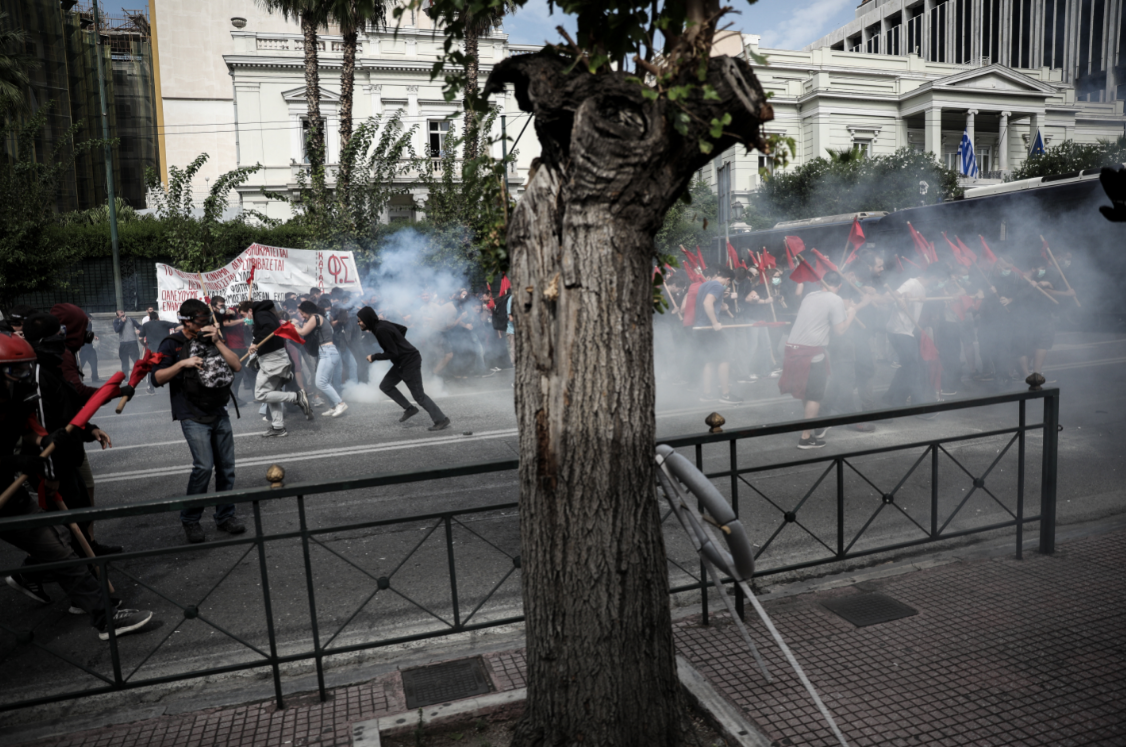 Φοιτητική πορεία: Επεισόδια στο κέντρο της Αθήνας – Συγκρούσεις και ρίψη χημικών μεταξύ διαδηλωτών και ΜΑΤ