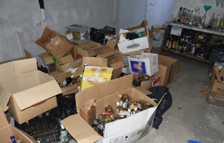 Θεσσαλονίκη: Σπείρα έφτιαχνε ποτά – «μπόμπες» με μπουκάλια από τα σκουπίδια (pics +vid)