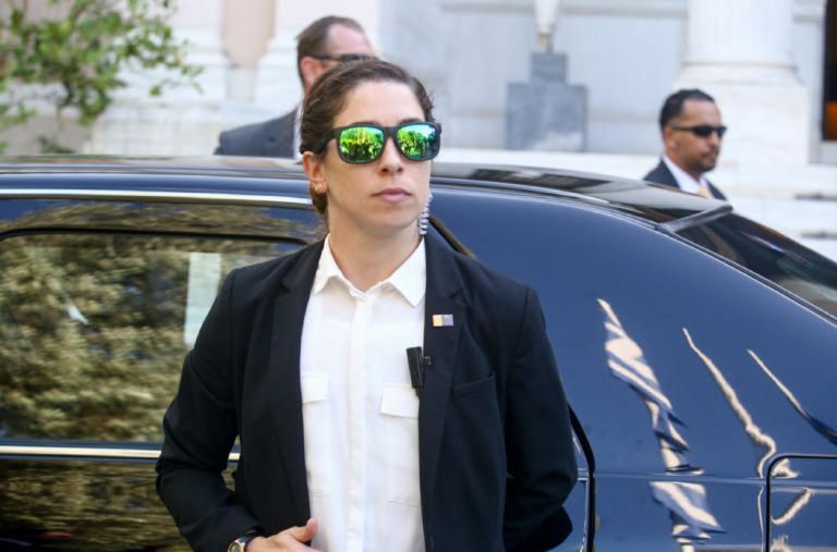 Γι αυτή την πράκτορα του FBI, που συνόδευε τον Πομπέο στην Αθήνα, συζητάνε όλοι