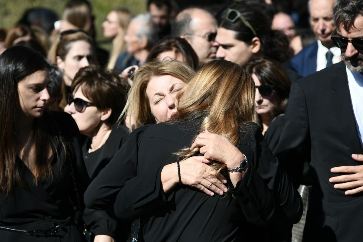 Σοφία Κοκοσαλάκη: Ράγισαν καρδιές στην κηδεία της – Ο συγκλονιστικός επικήδειος του νονού της (pics)