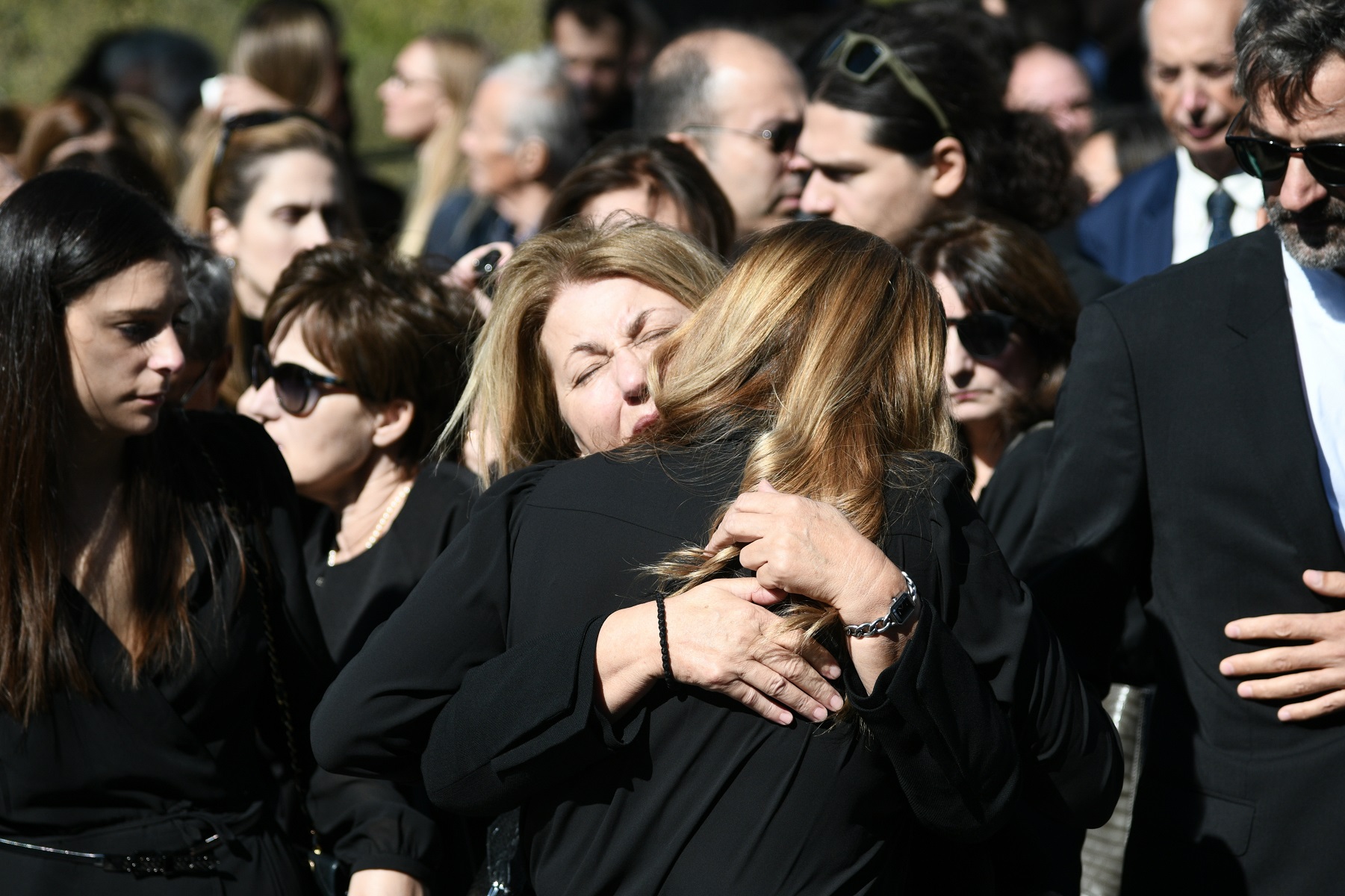 Σοφία Κοκοσαλάκη: Ράγισαν καρδιές στην κηδεία της – Ο συγκλονιστικός επικήδειος του νονού της (pics)
