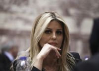 Έλενα Ράπτη: “Παρέμβαση” στο γραφείο της στη Θεσσαλονίκη – Πέταξαν μπογιές κι έγραψαν συνθήματα Έλενα Ράπτη: “Παρέμβαση” στο γραφείο της στη Θεσσαλονίκη – Πέταξαν μπογιές κι έγραψαν συνθήματα