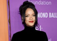 Rihanna: Κυκλοφορεί την αυτοβιογραφία της Rihanna: Κυκλοφορεί την αυτοβιογραφία της