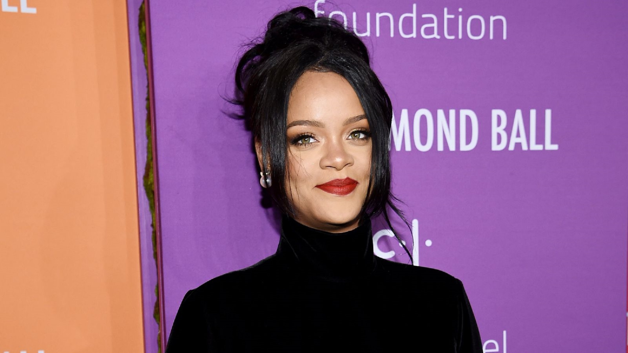 Rihanna: Κυκλοφορεί την αυτοβιογραφία της